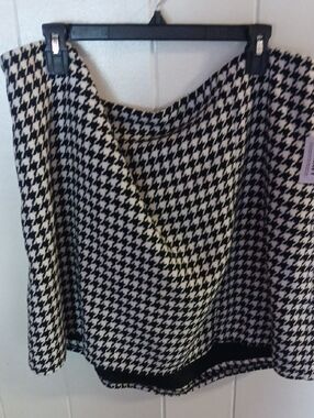 Old Navy Black and White Houndstooth Mini Skirt